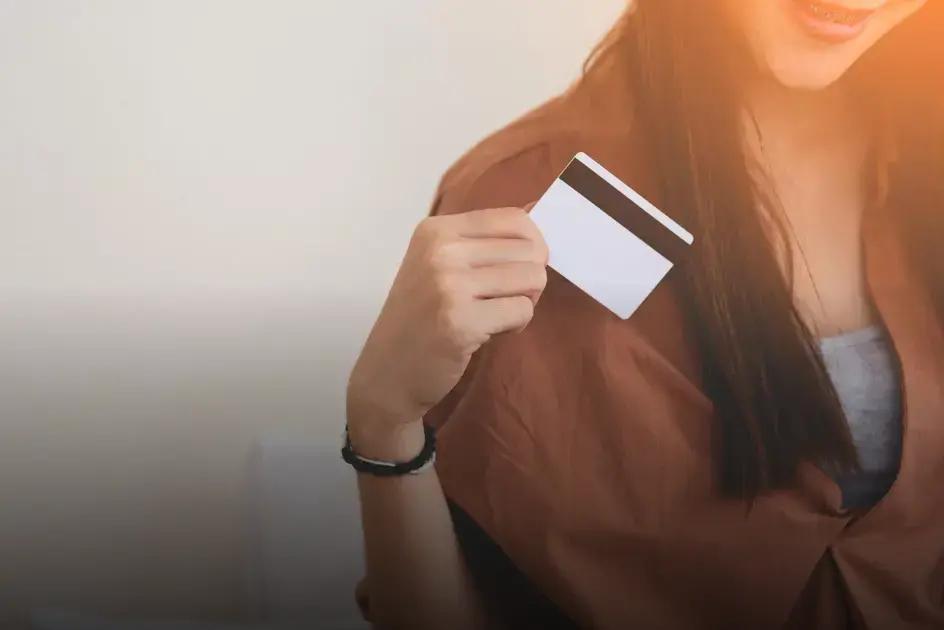 Cartão de crédito para quem está com nome negativado: conheça suas opções