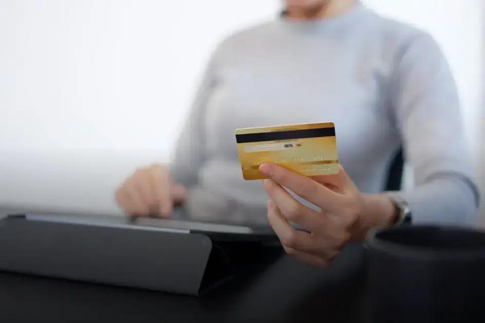 Cartão de crédito para quem tem o nome negativado: opções seguras e práticas