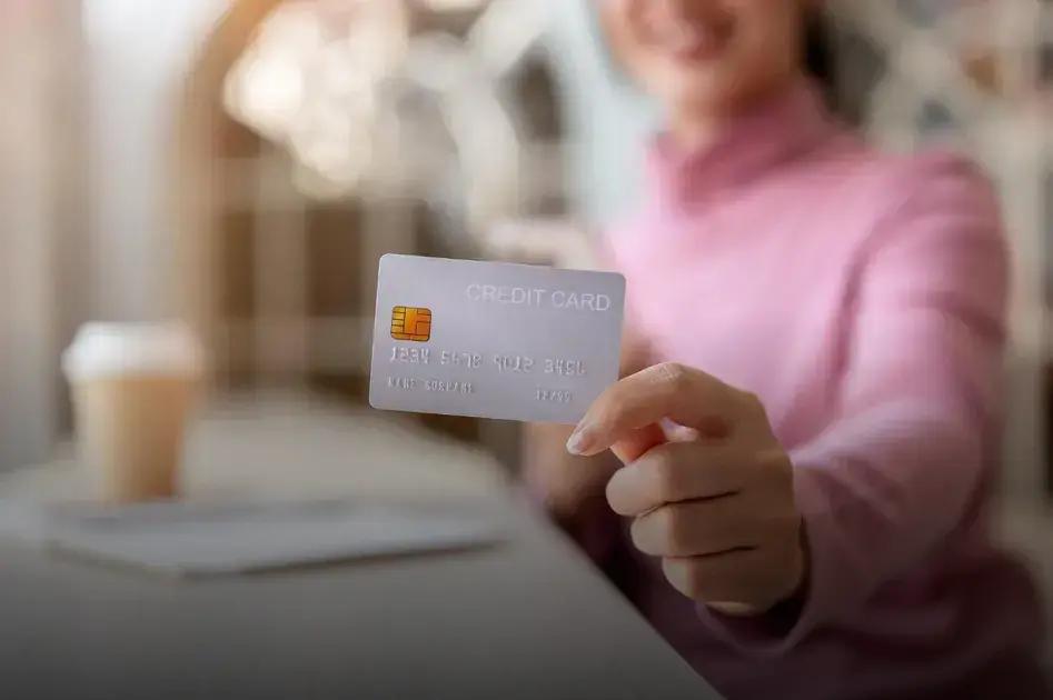 Conta com cartão de crédito para negativado: saiba como funciona