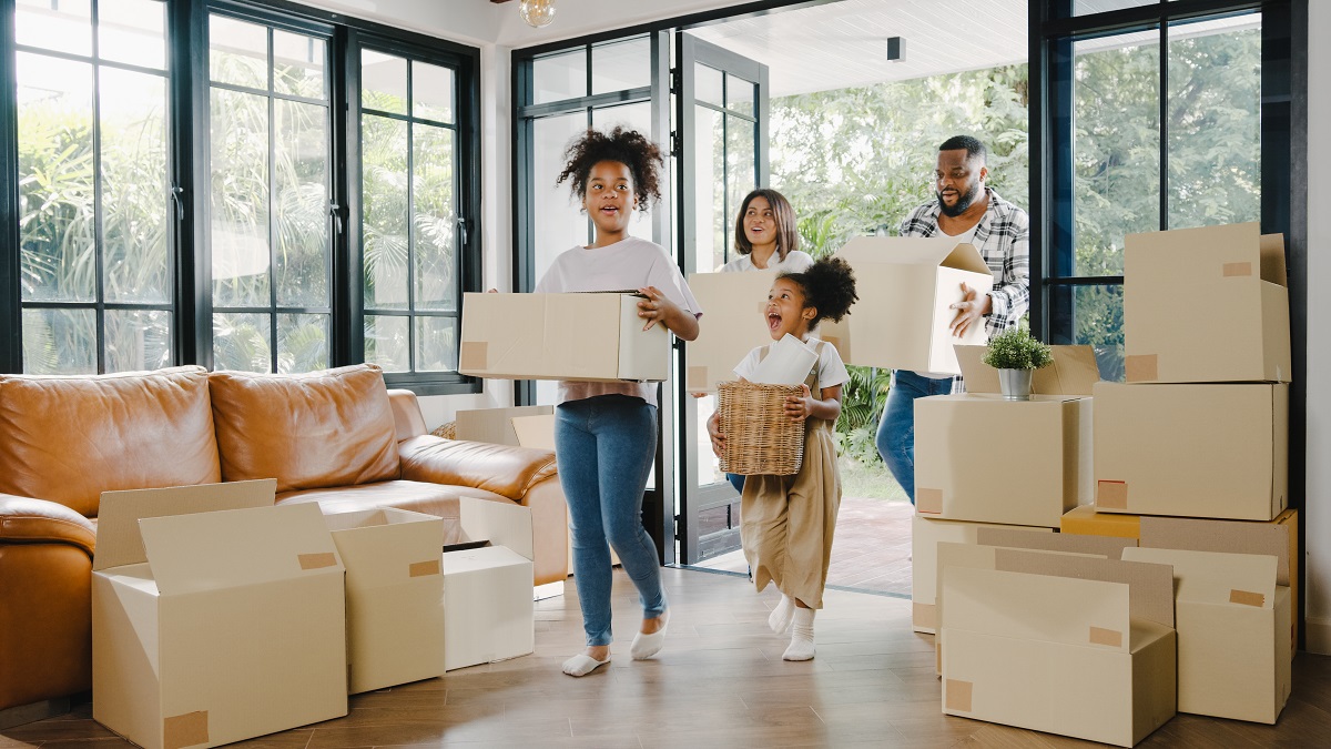 Família feliz jovem afro americana no Brasil comprou sua casa e está de mudança