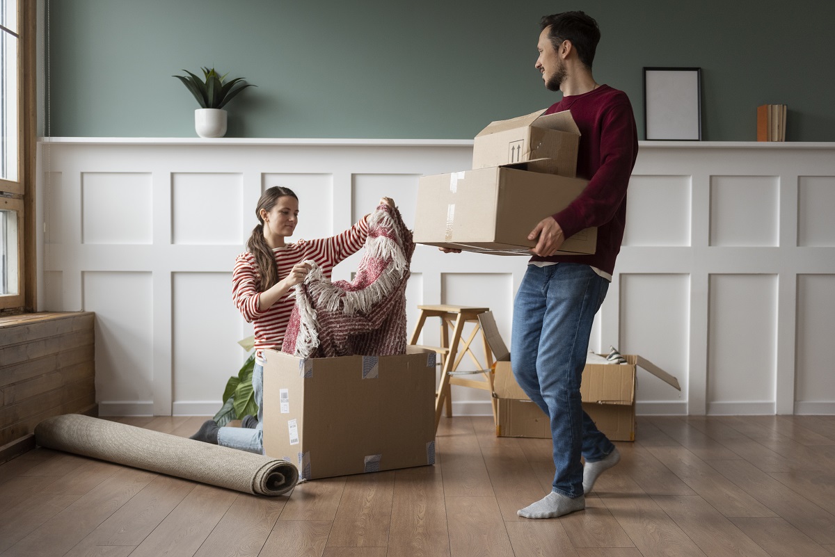Jovem casal se mudando para um nova casa