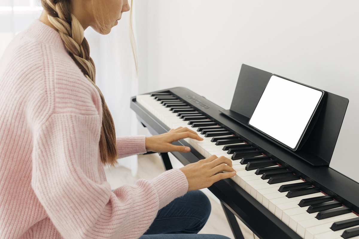 Jovem tocando instrumento de teclado musical