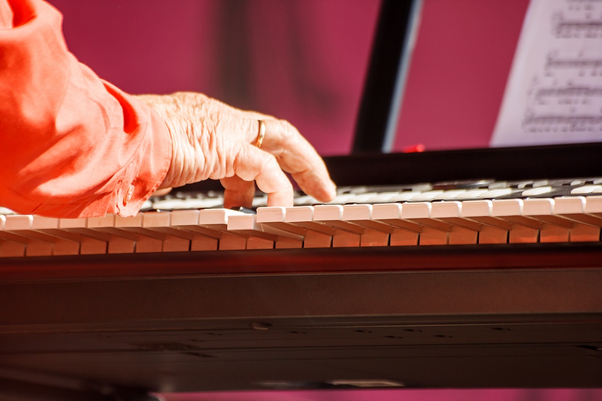 Mão tocando teclado