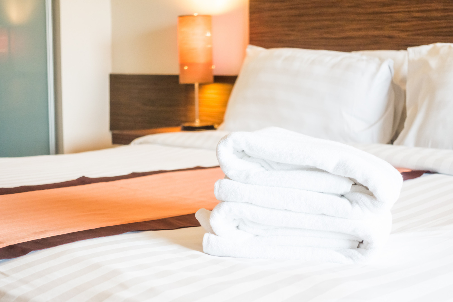 Quarto de hotel com roupa de cama padronizada