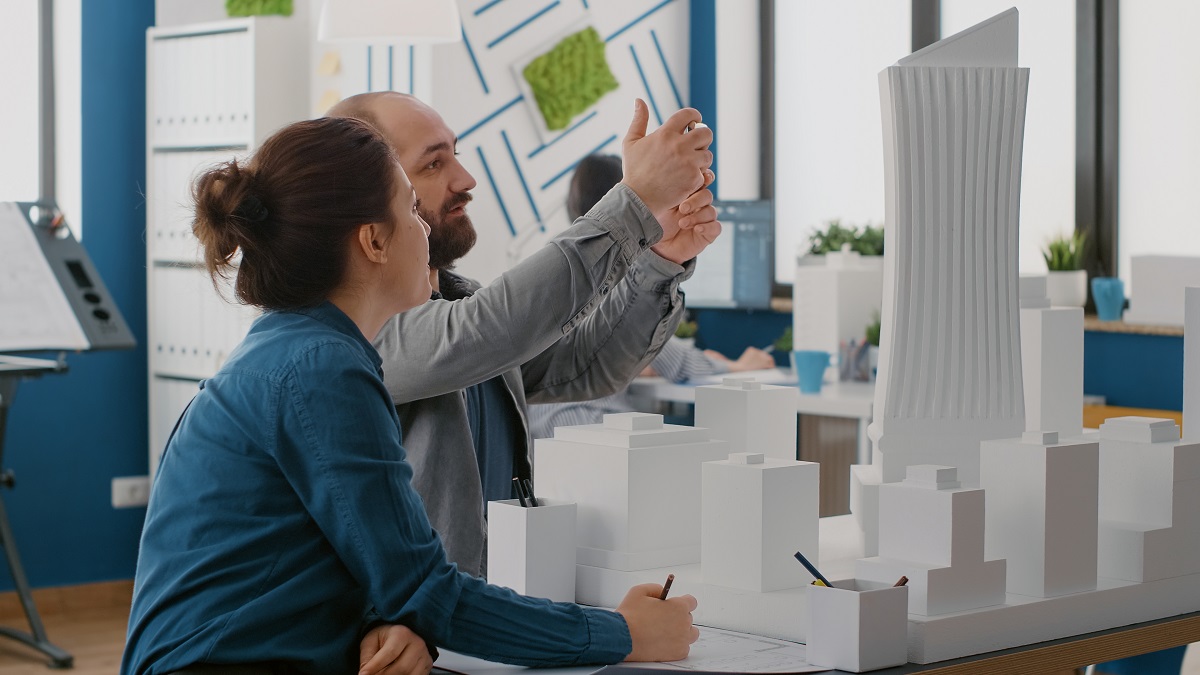 Arquitetos em construção com modelo em planta