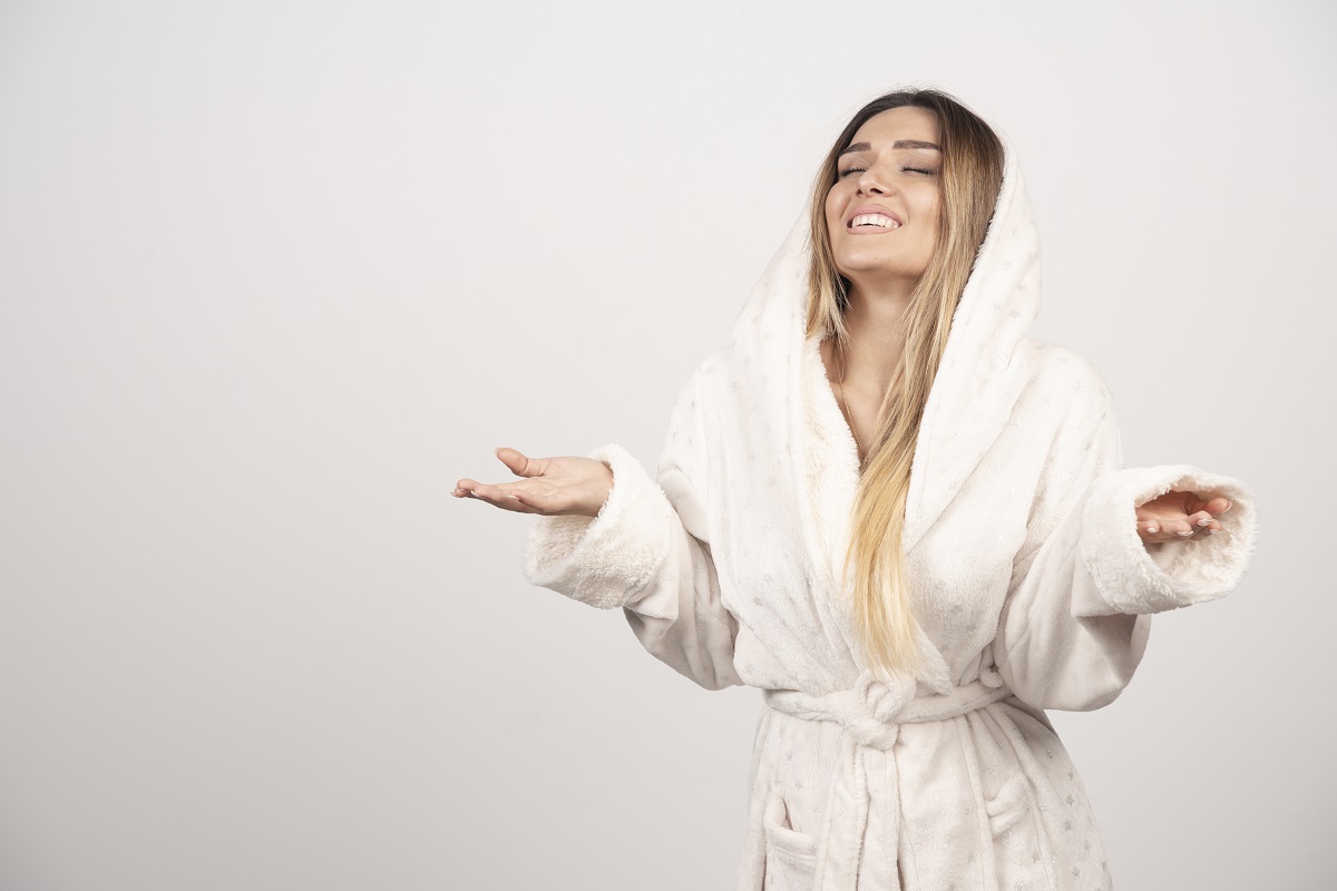 Mulher feliz expondo seu roupão atoalhado